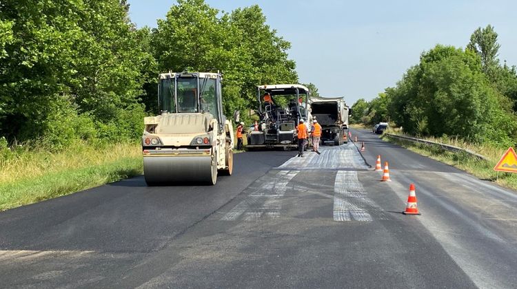 Le chantier où se déroule l'expérimentation du Vegeroad, avec les engins, les ouvriers, la sécurisation